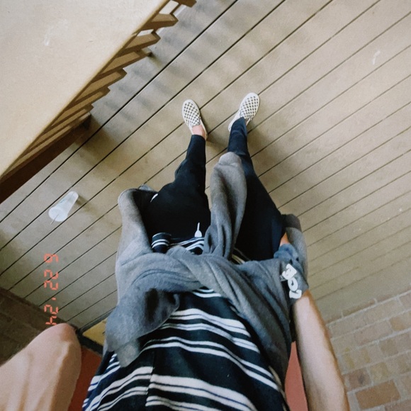 Hi there! 👋🏻 I’m your newbie posher, Ingrid. 💁🏼♀️ - Picture 2 of 8